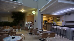 Bar junto a la piscina