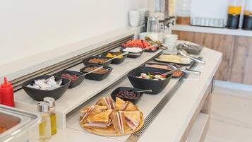 Un bufé con diversos alimentos y aderezos.