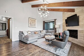 House (3 Bedrooms) | Living area | Flat-screen TV - Marbella Lane 3BR Penthouse Executive Suite SFO (Brisbane)