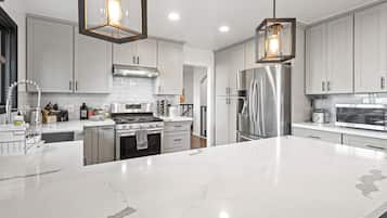 House (3 Bedrooms) | Private kitchen | Full-size fridge, microwave, oven, stovetop