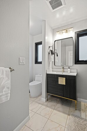 Casa (3 Bedrooms) | Baño | Regadera, amenidades de baño gratuitas, secadora de cabello, toallas 