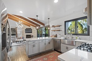 House (3 Bedrooms) | Private kitchen | Full-size fridge, microwave, oven, espresso maker - Marbella Lane 3BR Penthouse Executive Suite SFO (Brisbane)