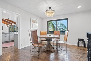 House (3 Bedrooms) | In-room dining