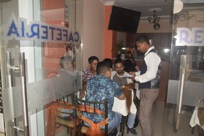 Café da manhã completo grátis todos os dias