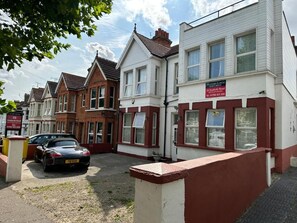 Une rangée de maisons mitoyennes, avec un chalet moderne situé à droite.