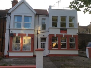 Front of property - Malvern Lodge Guest House (Westcliff-on-Sea)