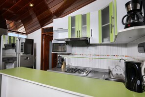 全景三人房, 3 間臥室, 微波爐, 高層 | 私人廚房 | 雪櫃、微波爐、爐具、廚房用具/餐具/器皿