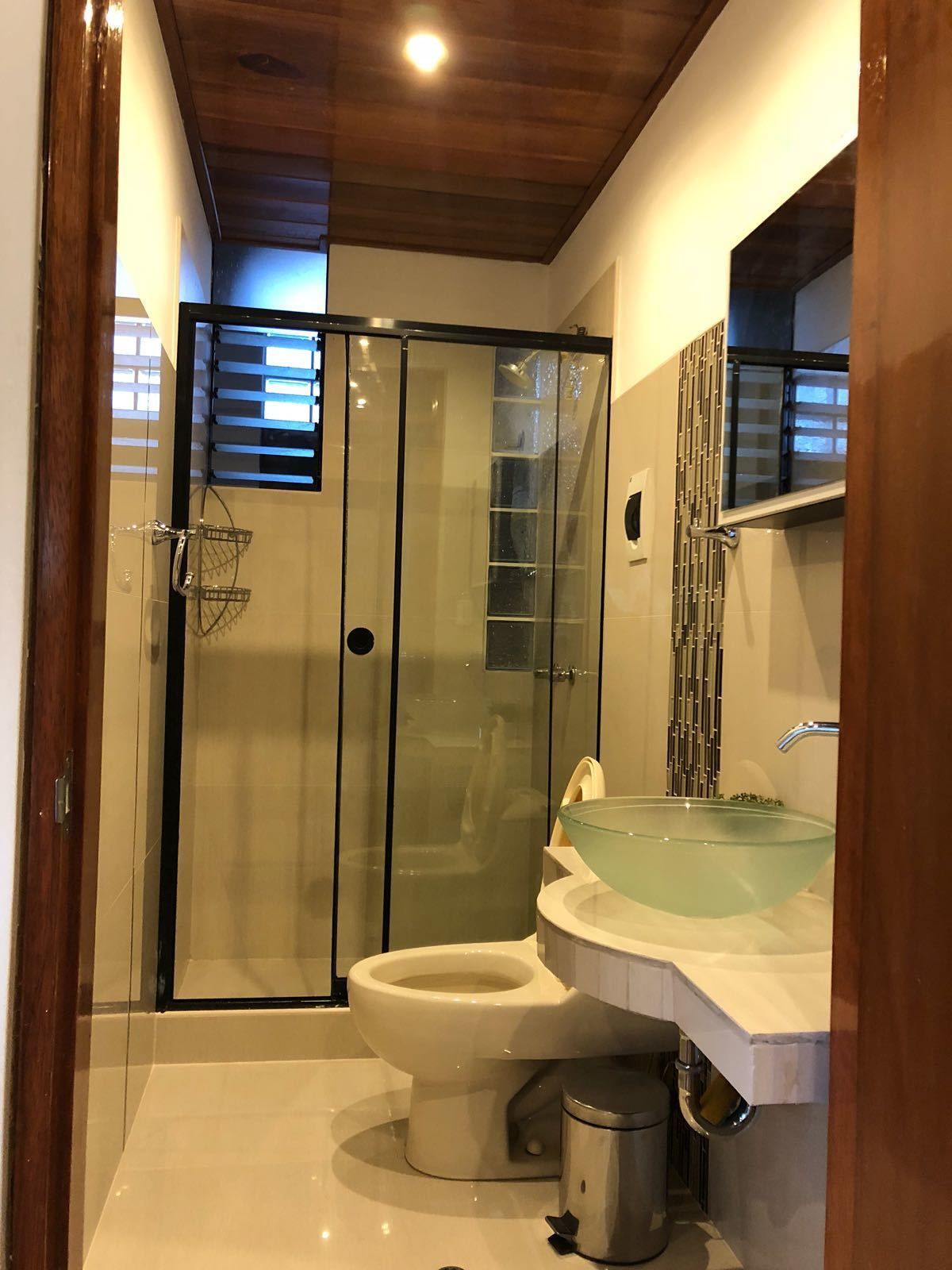 Chuveiro, produtos de toalete grátis, toalhas de banho, shampoo