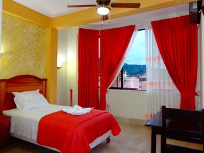 华丽单人房, 1 张大号单人床, 私人浴室 | 防过敏的被褥、客房内保险箱、办公桌、笔记本电脑工作区