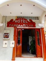 Entrada de un hotel con un cartel que dice "HOTEL PAMPA & SELVA".