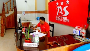 A hotel reception desk with a sign reading "P&S HOTEL PAMPA & SELVA". - Pampa & Selva Hotel (Rurrenabaque)