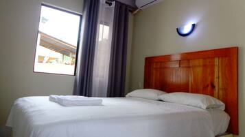 Economy-Doppelzimmer, 1 Schlafzimmer, Bergblick | Allergikerbettwaren, Zimmersafe, Schreibtisch