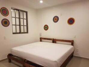 Basic Studio, 1 King Bed | Minibar, free WiFi, bed sheets