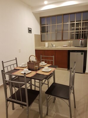 Basic Studio Suite | Private kitchenette | Microwave