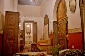 Suite Shahriar, triple planta alta | Bathroom | Shower, free toiletries, hair dryer, towels - Riad las Mil y una Noches Tetuán (Tetouan)