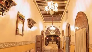 Honeymoon Suite, Private Bathroom, Tower | Peralatan tempat tidur premium, peti besi dalam bilik, meja 