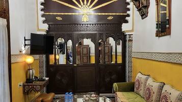 Suite Alibaba, cuádruple planta alta | Ropa de cama de alta calidad y caja de seguridad en la habitación