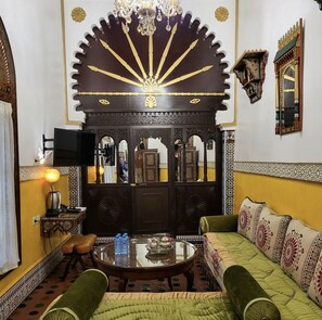 Suite Alibaba, cuádruple planta alta | Ropa de cama de alta calidad y caja de seguridad en la habitación 