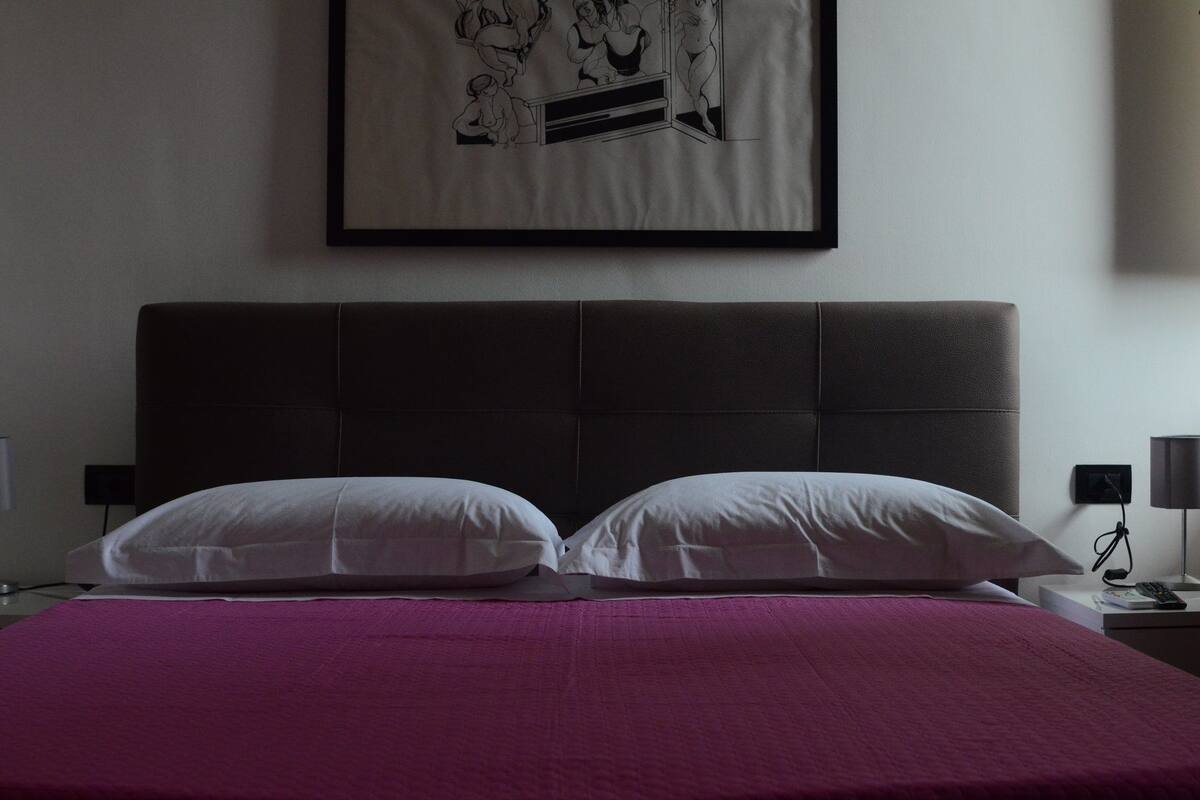 Memory-foam beds, desk, free WiFi, bed sheets