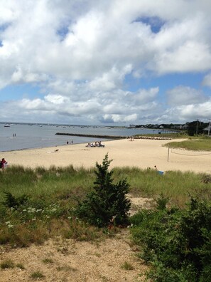 Ranta lähistöllä, aurinkotuoleja, rantapyyhkeitä