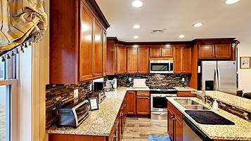 KylskÄp, mikrovÄgsugn, ugn och spishÀll