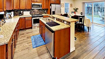 KylskÄp, mikrovÄgsugn, ugn och spishÀll