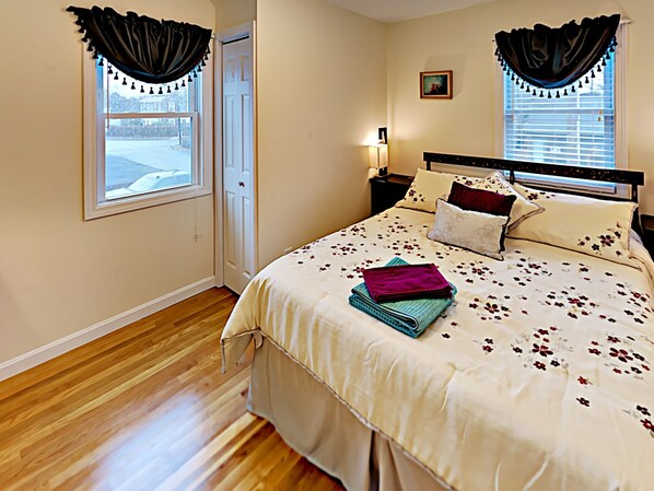 5 makuuhuonetta, työpöytä, silitysrauta/-lauta, vauvan matkasänky