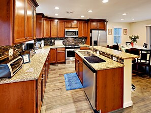 Kjøleskap, mikrobølgeovn, ovn og kokeplater