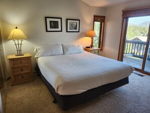2 bedrooms, iron/ironing board, internet