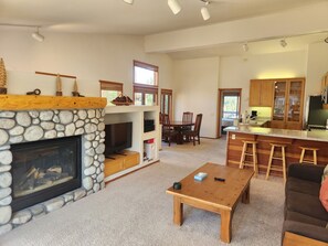Living area - Snowcreek Resort Vacation Rental 980 (Mammoth Lakes)