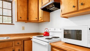 Coffee/tea maker, fridge, microwave, oven