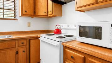 Coffee/tea maker, fridge, microwave, oven