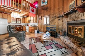 Smart TV, fireplace, Netflix, DVD player - Canyon Cabin - North Shore, Fireplace, Deck, Barbecue (Fawnskin)