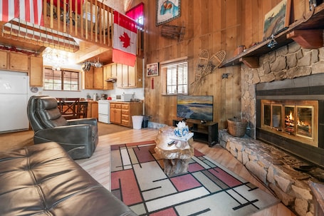 Smart TV, fireplace, Netflix, DVD player. Canyon Cabin - North Shore, Fireplace, Deck, Barbecue