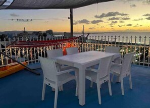 تناول الطعام بالخارج