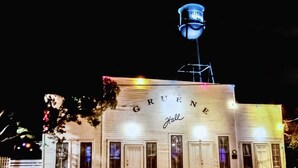 Ein Gebäude, dessen Name "GRUENE Hall" nachts beleuchtet ist.