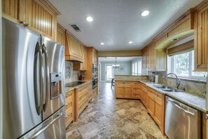 Jääkaappi, mikroaaltouuni, uuni, liesi