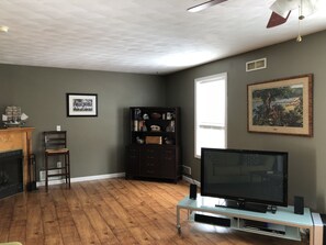 Flat-screen TV, fireplace, stereo - Magnificent & Spacious Condo for All of Your PSU Vacations 4.5 Miles from Campus (State College)