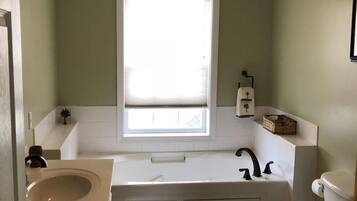 淋浴/盆浴组合、按摩浴缸、吹风机、毛巾