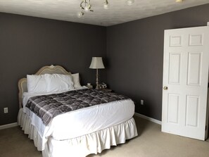 4 bedrooms, iron/ironing board, free WiFi, bed sheets - Magnificent & Spacious Condo for All of Your PSU Vacations 4.5 Miles from Campus (State College)