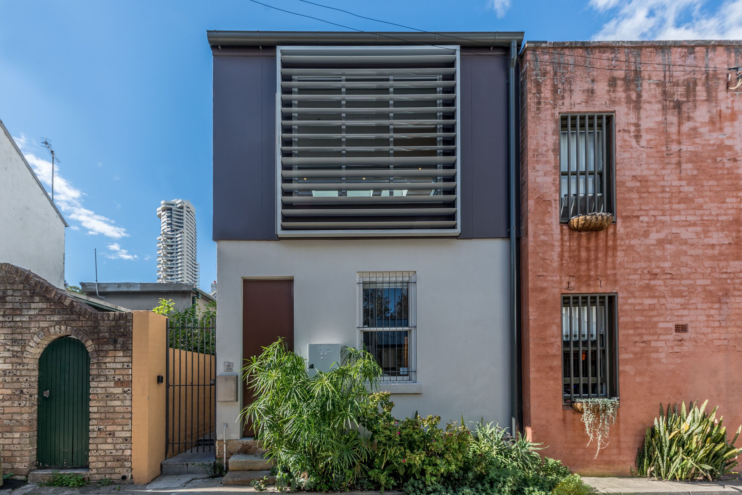 Designer house in quiet street on city doorstep — image 13