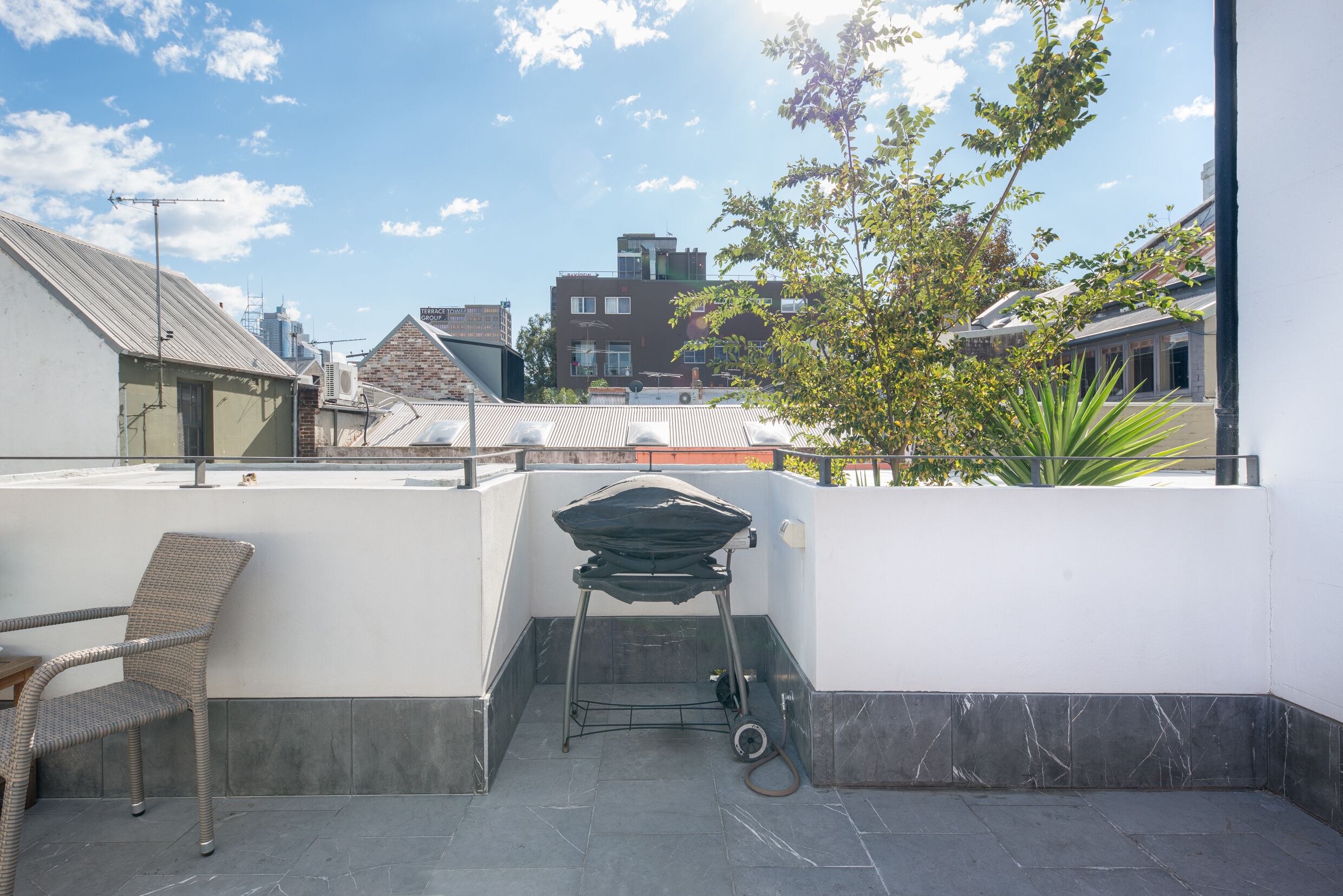 Designer house in quiet street on city doorstep — image 10