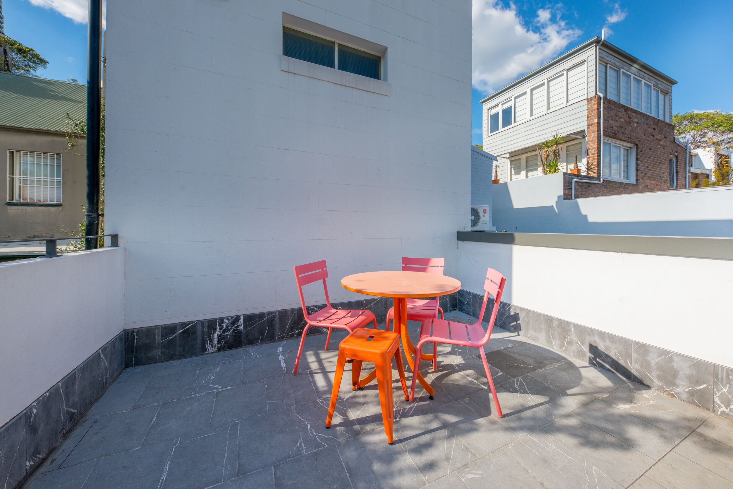 Designer house in quiet street on city doorstep — image 11