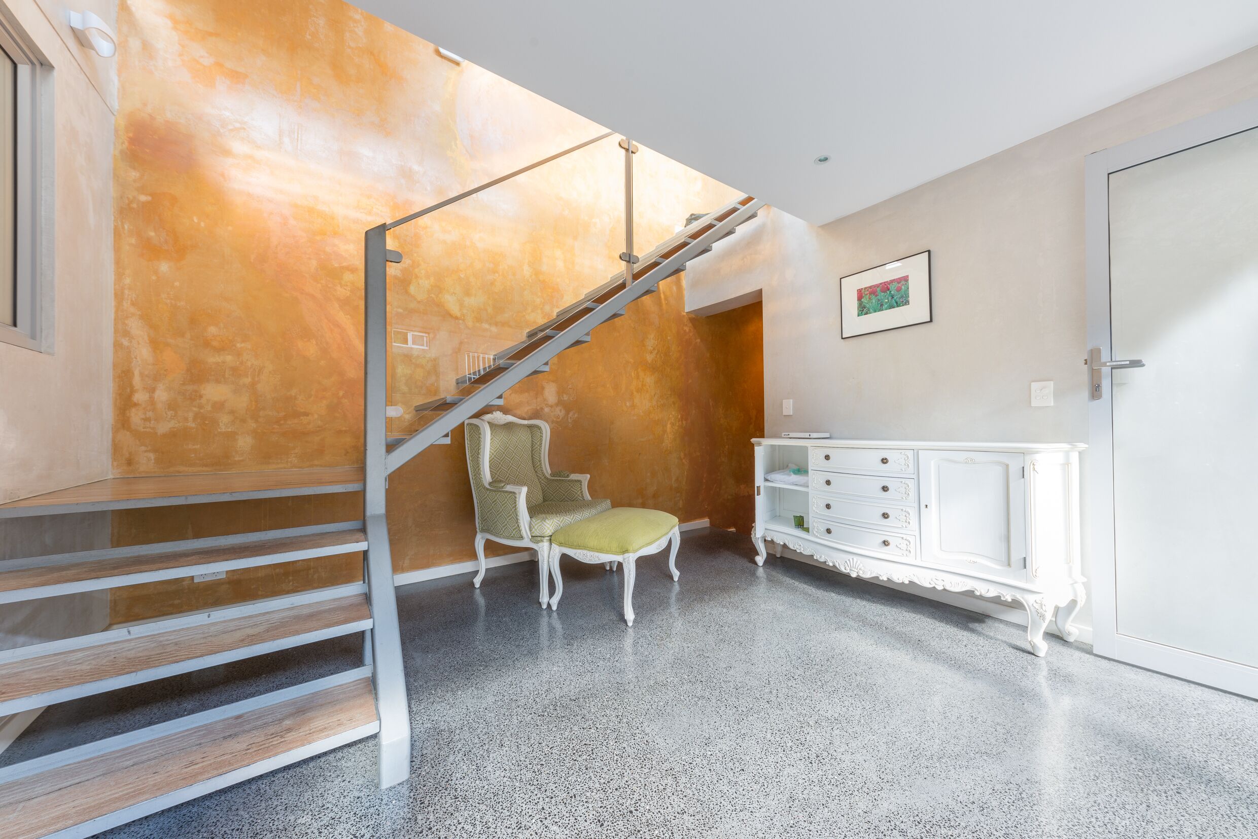 Designer house in quiet street on city doorstep — image 14