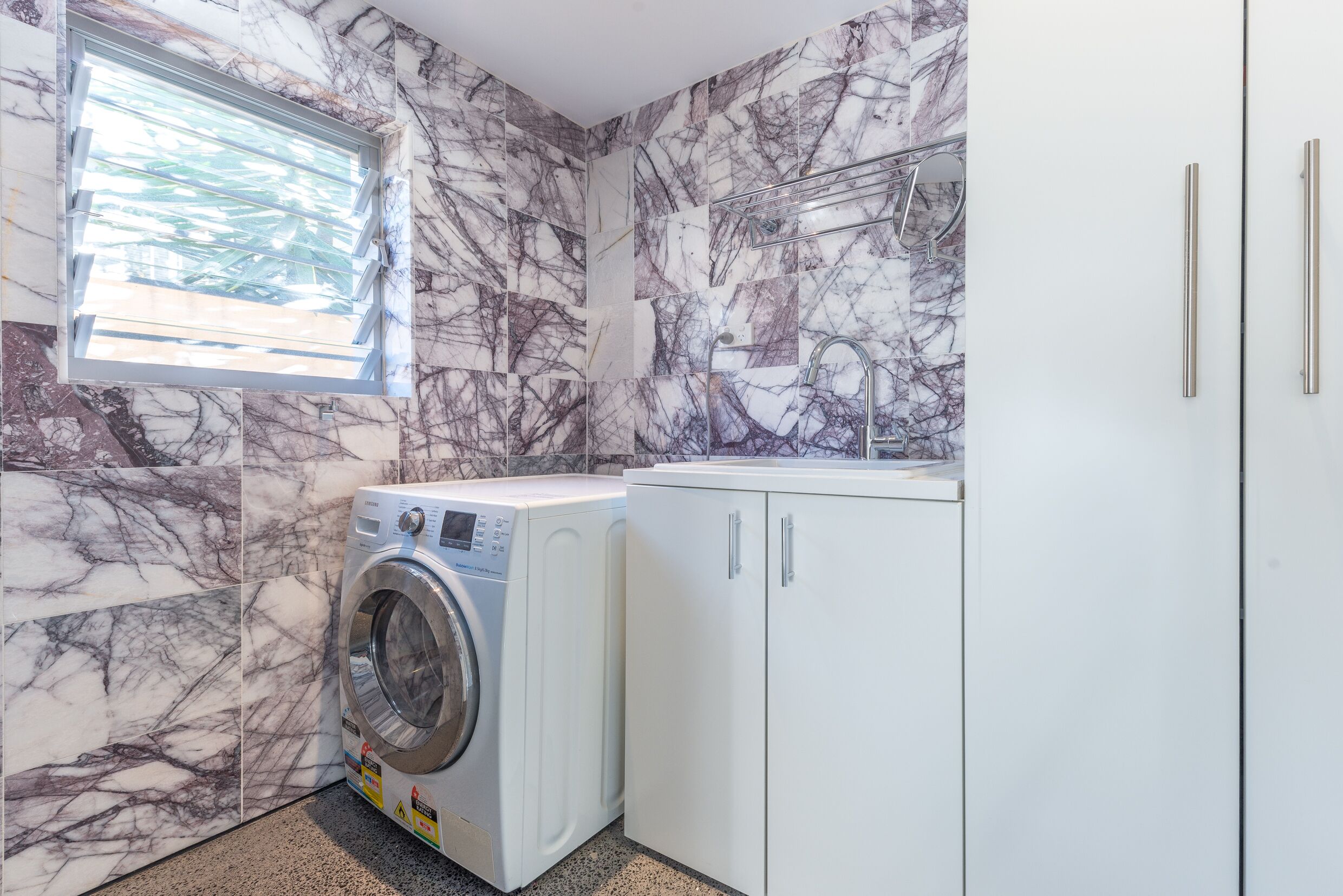 Designer house in quiet street on city doorstep — image 22