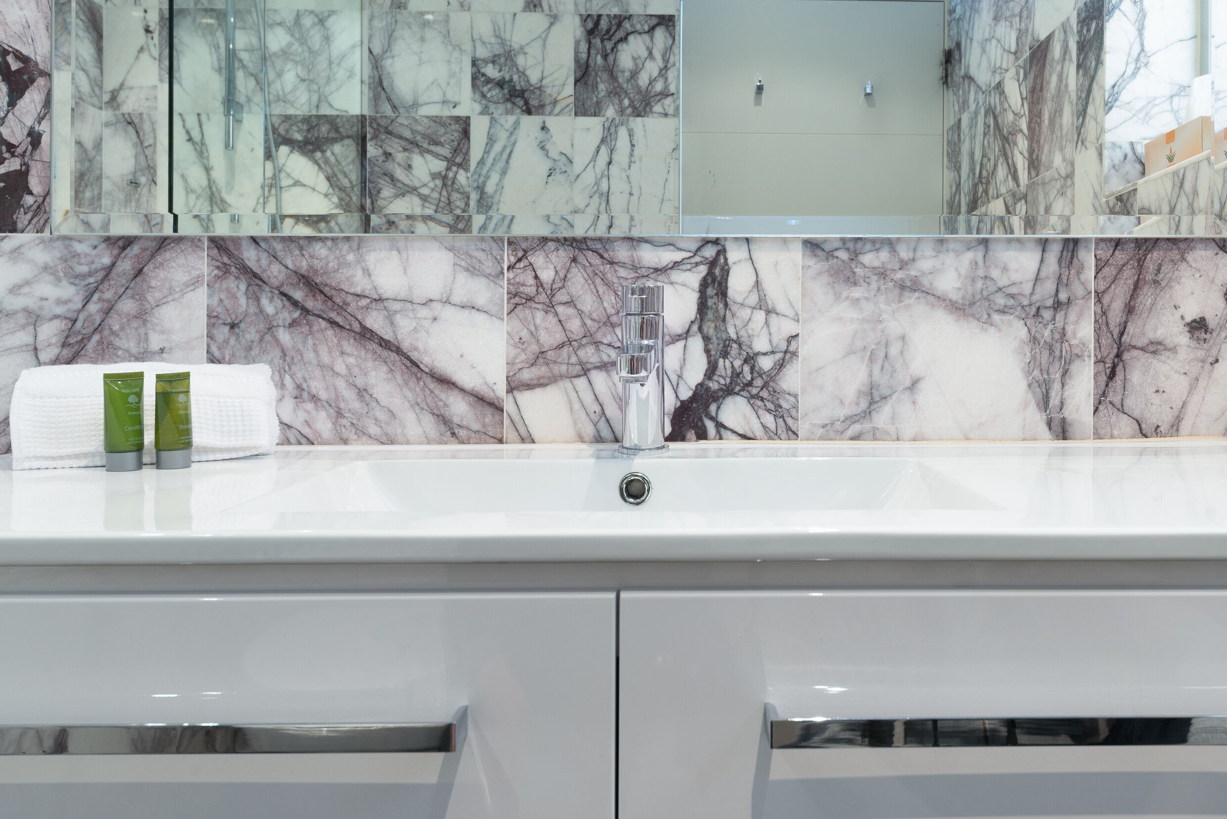 Designer house in quiet street on city doorstep — image 21