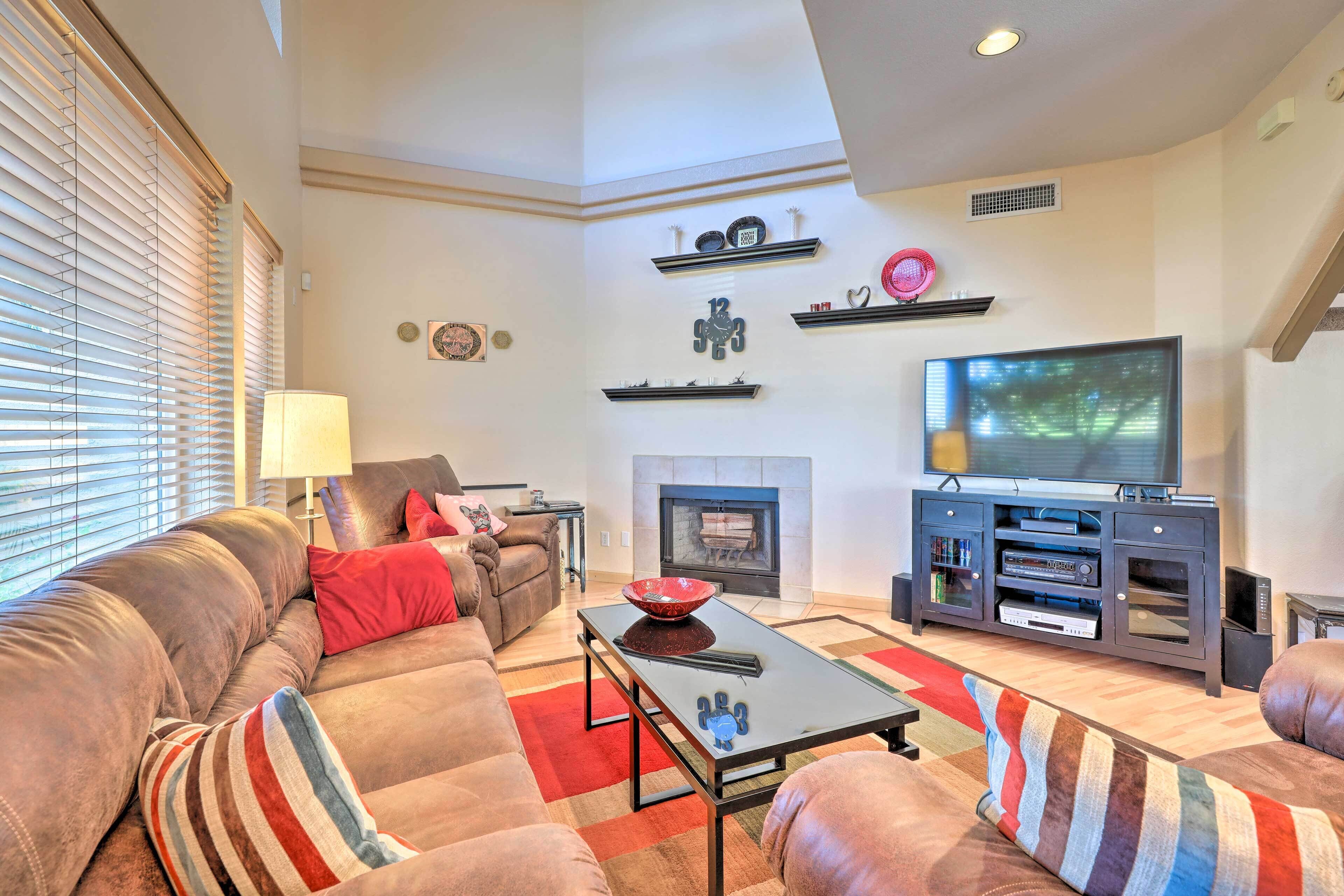 Phoenix Townhome w/ Pool Access, 13 Mi to Old Town