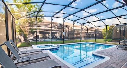 Cette villa est un 8 chambre (s), 5 salles de bain, situé à Davenport, FL.