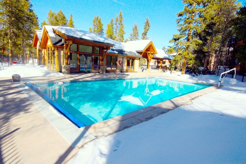 Pinecreek #I - 4 BR: Close to Town- Shuttle to Slopes- Pool & Hot Tub Access