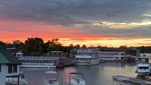 Uma marina com vários barcos atracados, incluindo um barco branco grande chamado 'Island Duchess', e um prédio com a inscrição 'Captain Thor's Resort'.